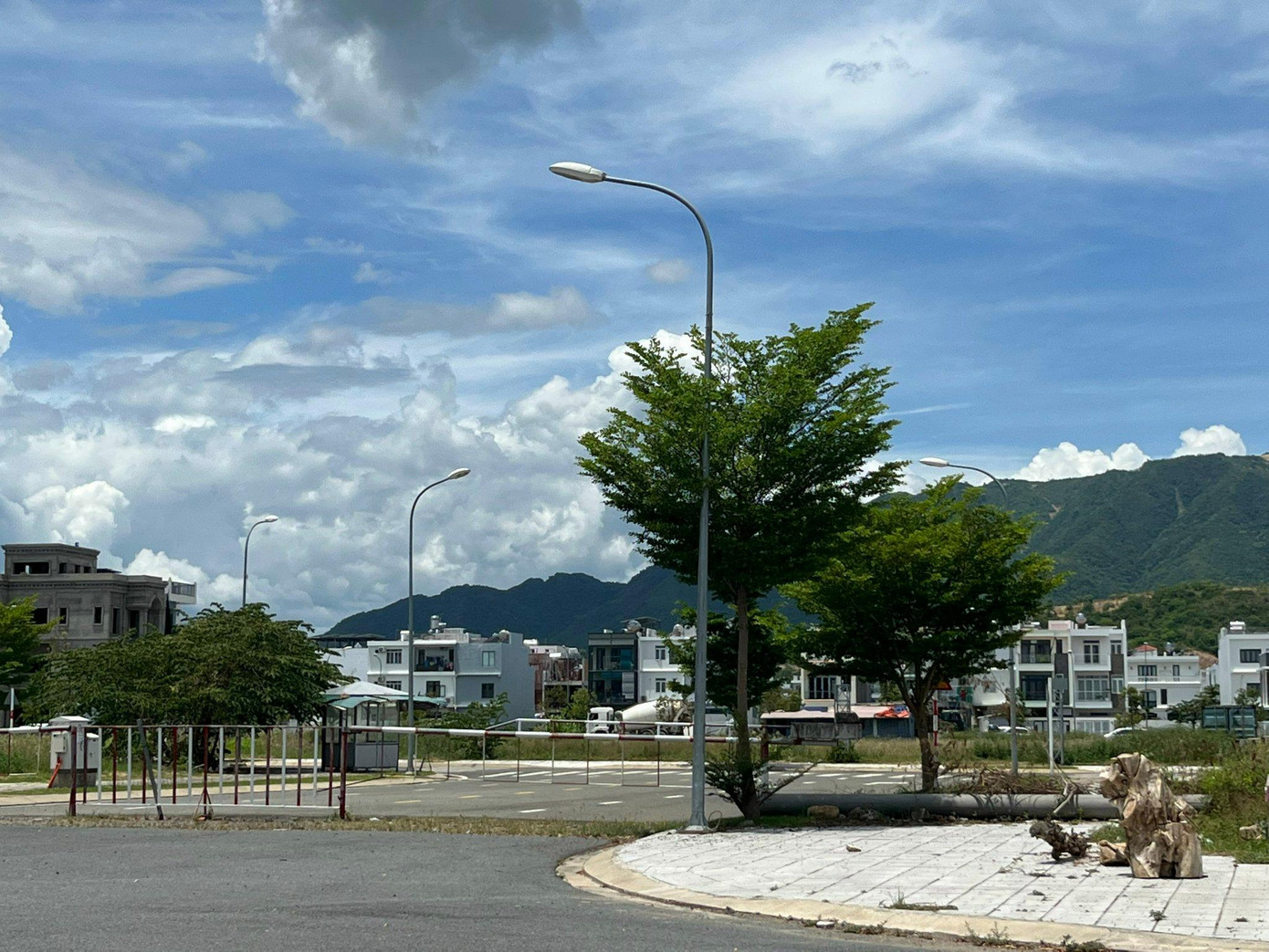 Được biết, sau yêu cầu của Chi cục Thuế TP Nha Trang, Công ty Vĩnh Thái có văn bản cung cấp thông tin, tài liệu làm cơ sở xác định các lô đất, thửa đất nằm trong phạm vi hoặc có liên quan đến 15.000 m2 đất gói 2 dự án khu đô thị Mỹ Gia đang tạm dừng giao dịch biến động BĐS theo yêu cầu của TAND Tối cao. Được biết, sau yêu cầu của Chi cục Thuế TP Nha Trang, Công ty Vĩnh Thái có văn bản cung cấp thông tin, tài liệu làm cơ sở xác định các lô đất, thửa đất nằm trong phạm vi hoặc có liên quan đến 15.000 m2 đất gói 2 dự án khu đô thị Mỹ Gia đang tạm dừng giao dịch biến động BĐS theo yêu cầu của TAND Tối cao.