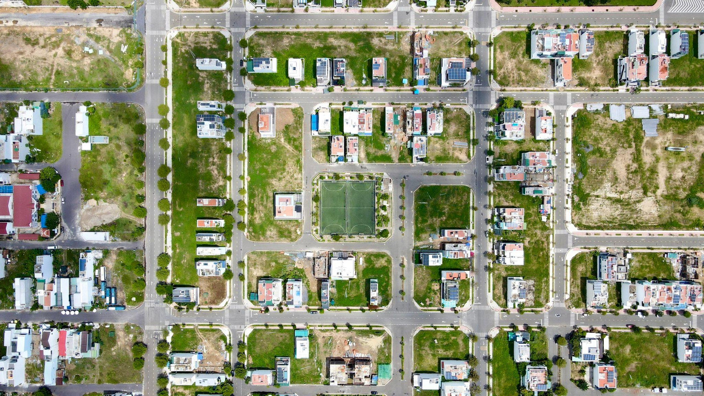 "Hiện nay Bản án phúc thẩm 41 của TAND cấp cao TP HCM vẫn đang có hiệu lực thi hành, Công ty Vĩnh Thái kính đề nghị Quý cơ quan áp dụng biện pháp ngăn chặn phải có cơ sở và đúng quy định pháp luật để đảm bảo quyền và lợi ích hợp pháp của chủ đầu tư dự án và khách hàng đã nhận chuyển nhượng. Đồng thời kính đề nghị Quý Cơ quan xem xét hỗ trợ, tạo điều kiện cho các khách hàng ngoài 1,5ha gói 2 (130 lô) được tiếp tục thực hiện các giao dịch một cách thuận lợi" văn bản của Công ty Vĩnh Thái nêu. "Hiện nay Bản án phúc thẩm 41 của TAND cấp cao TP HCM vẫn đang có hiệu lực thi hành, Công ty Vĩnh Thái kính đề nghị Quý cơ quan áp dụng biện pháp ngăn chặn phải có cơ sở và đúng quy định pháp luật để đảm bảo quyền và lợi ích hợp pháp của chủ đầu tư dự án và khách hàng đã nhận chuyển nhượng. Đồng thời kính đề nghị Quý Cơ quan xem xét hỗ trợ, tạo điều kiện cho các khách hàng ngoài 1,5ha gói 2 (130 lô) được tiếp tục thực hiện các giao dịch một cách thuận lợi" văn bản của Công ty Vĩnh Thái nêu.