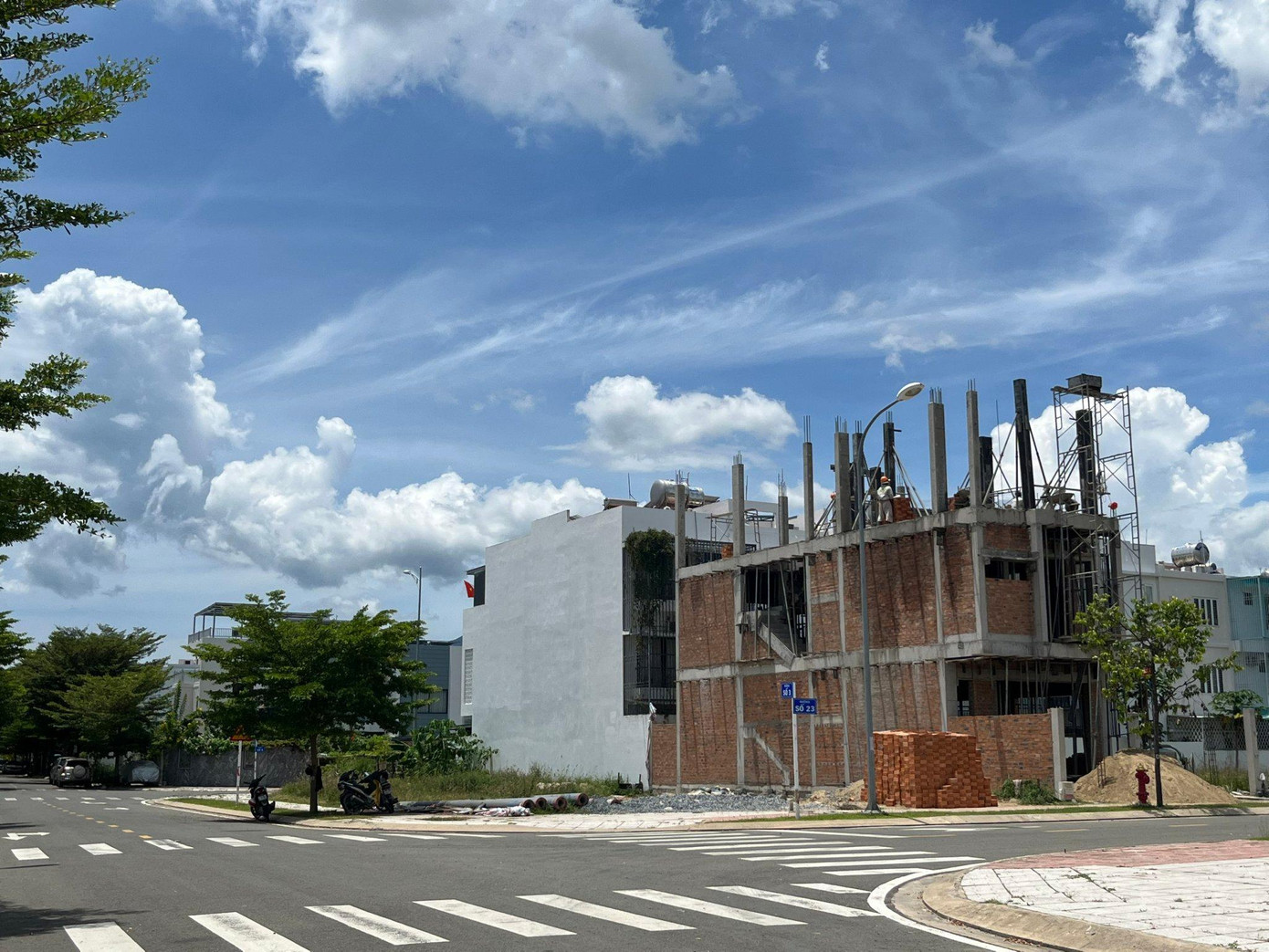 Tại văn bản này, Công ty Vĩnh thái cho biết, liên quan đến 130 lô đất tương ứng 1,5ha gói 2, tháng 1/2022 của TAND cấp cao tại TP HCM có Bản án hình sự phúc thẩm 41, đến ngày 6/4, Cục thi hành án dân sự TP HCM có quyết định thi hành án chủ động 1580. Sau khi có bản án phúc thẩm và quyết định thi hành án của Cục thi hành án TP HCM là “Giải tỏa kê biên Gói 1 và 15.000m2 Gói 2 dự án khu đô thị Mỹ Gia...”, Công ty Vĩnh Thái đã triển khai ký kết các hợp đồng chuyển nhượng toàn bộ 130 lô thuộc gói 2 khu đô thị Mỹ Gia đã được giải tỏa kê biên cho khách hàng. Tại văn bản này, Công ty Vĩnh thái cho biết, liên quan đến 130 lô đất tương ứng 1,5ha gói 2, tháng 1/2022 của TAND cấp cao tại TP HCM có Bản án hình sự phúc thẩm 41, đến ngày 6/4, Cục thi hành án dân sự TP HCM có quyết định thi hành án chủ động 1580. Sau khi có bản án phúc thẩm và quyết định thi hành án của Cục thi hành án TP HCM là “Giải tỏa kê biên Gói 1 và 15.000m2 Gói 2 dự án khu đô thị Mỹ Gia...”, Công ty Vĩnh Thái đã triển khai ký kết các hợp đồng chuyển nhượng toàn bộ 130 lô thuộc gói 2 khu đô thị Mỹ Gia đã được giải tỏa kê biên cho khách hàng.