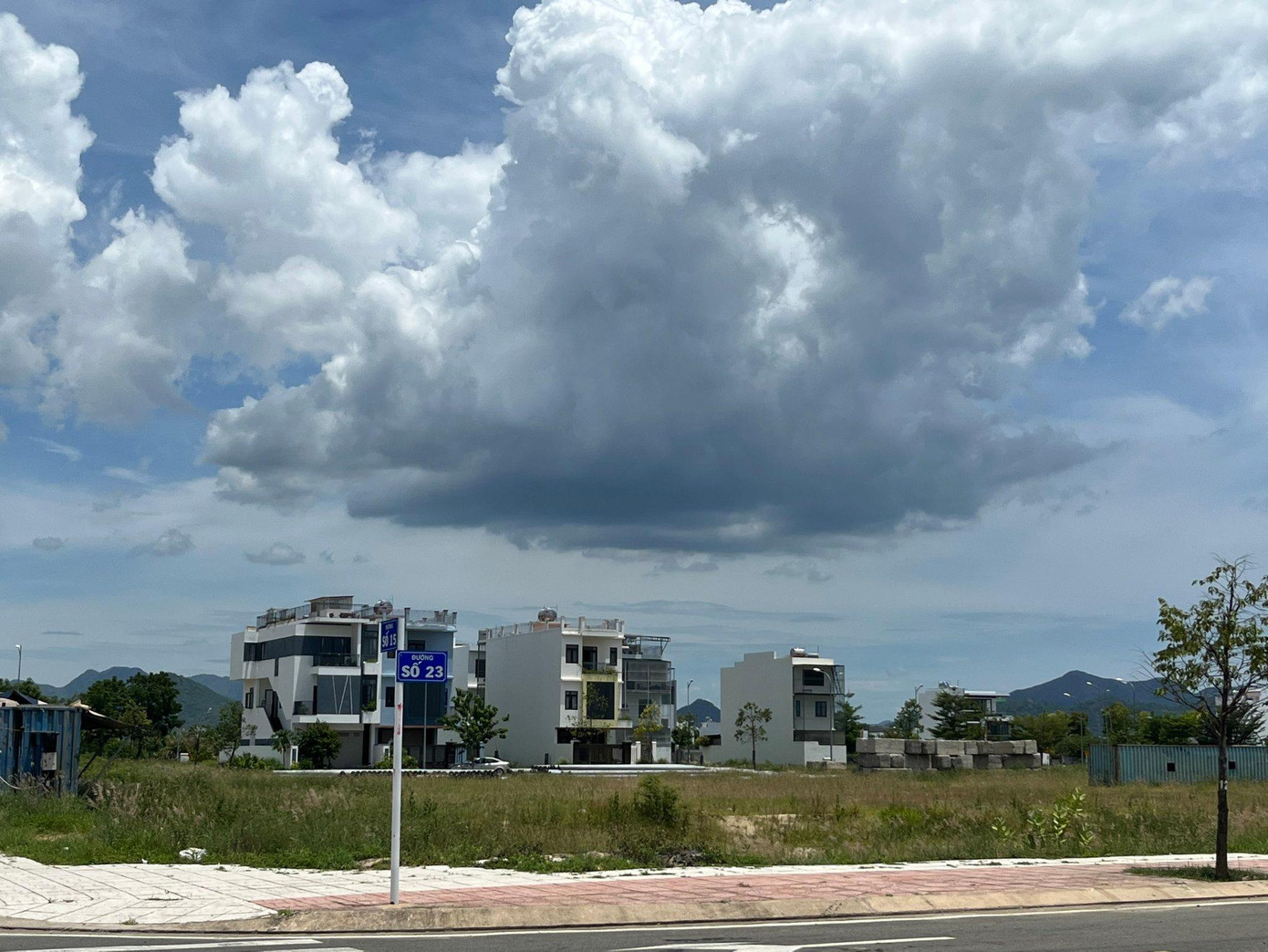 "Trong thời gian chờ chủ đầu tư cung cấp thông tin, Chi cục Thuế TP Nha Trang tạm dừng thực hiện việc giải quyết hồ sơ chuyển nhượng của tất cả các thửa đất liên quan đến gói 1 và 15.000 m2 gói 2 dự án khu đô thị Mỹ Gia" thông báo nêu rõ. "Trong thời gian chờ chủ đầu tư cung cấp thông tin, Chi cục Thuế TP Nha Trang tạm dừng thực hiện việc giải quyết hồ sơ chuyển nhượng của tất cả các thửa đất liên quan đến gói 1 và 15.000 m2 gói 2 dự án khu đô thị Mỹ Gia" thông báo nêu rõ.