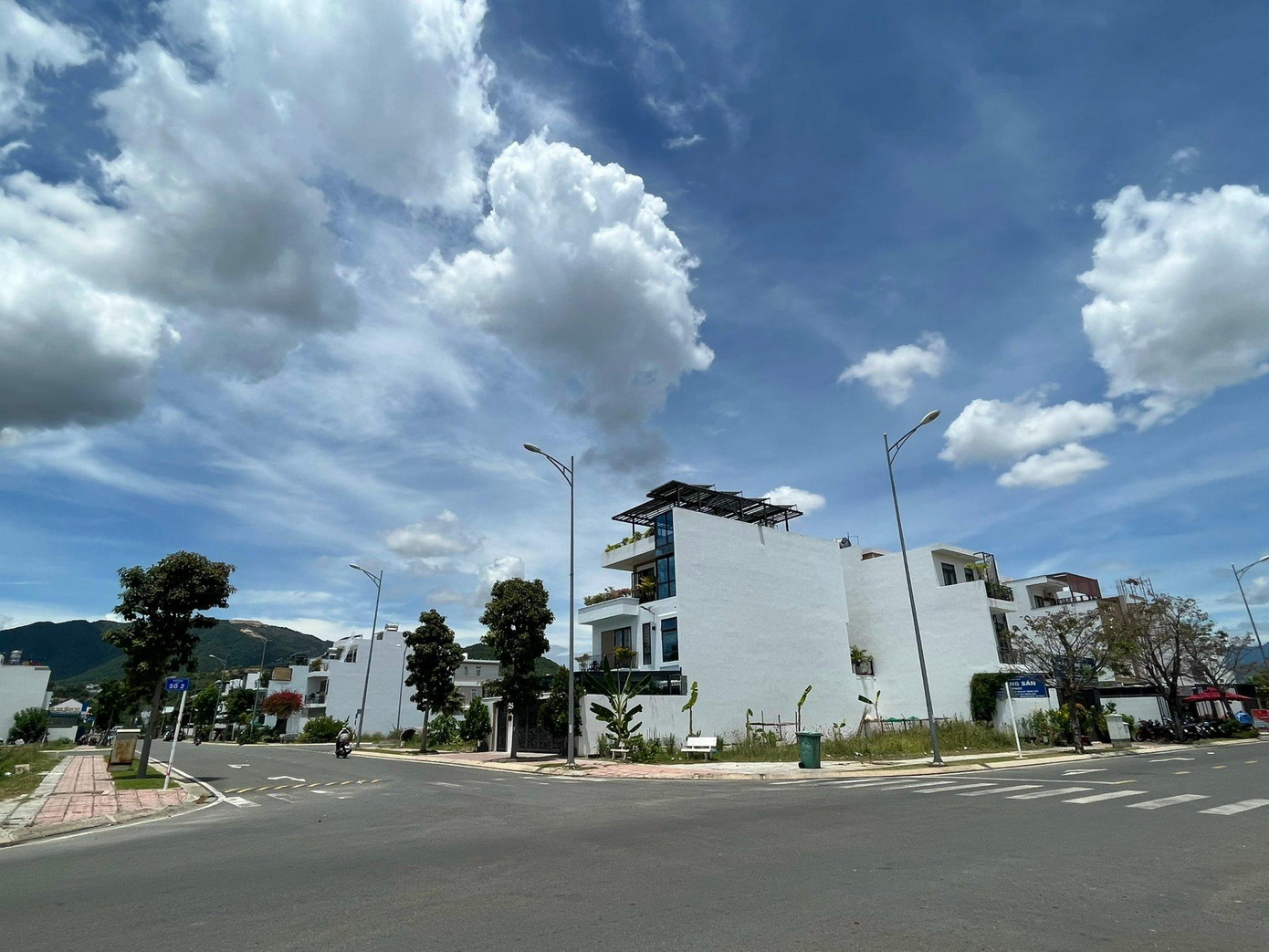 Liên quan đến dự án khu đô thị Mỹ Gia, trước đó ngày 2/6/2022, Cục Thuế tỉnh Khánh Hòa đã có văn bản đề nghị UBND tỉnh Khánh Hòa xử lý số tiền nợ thuế của Công ty Vĩnh Thái. Đến ngày 16/6, UBND tỉnh Khánh Hòa có văn bản yêu cầu Công ty Vĩnh Thái thực hiện nghĩa vụ tài chính tại dự án khu đô thị Mỹ Gia. Theo văn bản này, tổng số tiền mà chủ đầu tư dự án khu đô thị Mỹ Gia nợ thuế 1.347 tỷ đồng và yêu cầu Công ty Vĩnh Thái hoàn thành nộp toàn bộ số tiền thuế trên trước ngày 22/6/2022. Liên quan đến dự án khu đô thị Mỹ Gia, trước đó ngày 2/6/2022, Cục Thuế tỉnh Khánh Hòa đã có văn bản đề nghị UBND tỉnh Khánh Hòa xử lý số tiền nợ thuế của Công ty Vĩnh Thái. Đến ngày 16/6, UBND tỉnh Khánh Hòa có văn bản yêu cầu Công ty Vĩnh Thái thực hiện nghĩa vụ tài chính tại dự án khu đô thị Mỹ Gia. Theo văn bản này, tổng số tiền mà chủ đầu tư dự án khu đô thị Mỹ Gia nợ thuế 1.347 tỷ đồng và yêu cầu Công ty Vĩnh Thái hoàn thành nộp toàn bộ số tiền thuế trên trước ngày 22/6/2022.