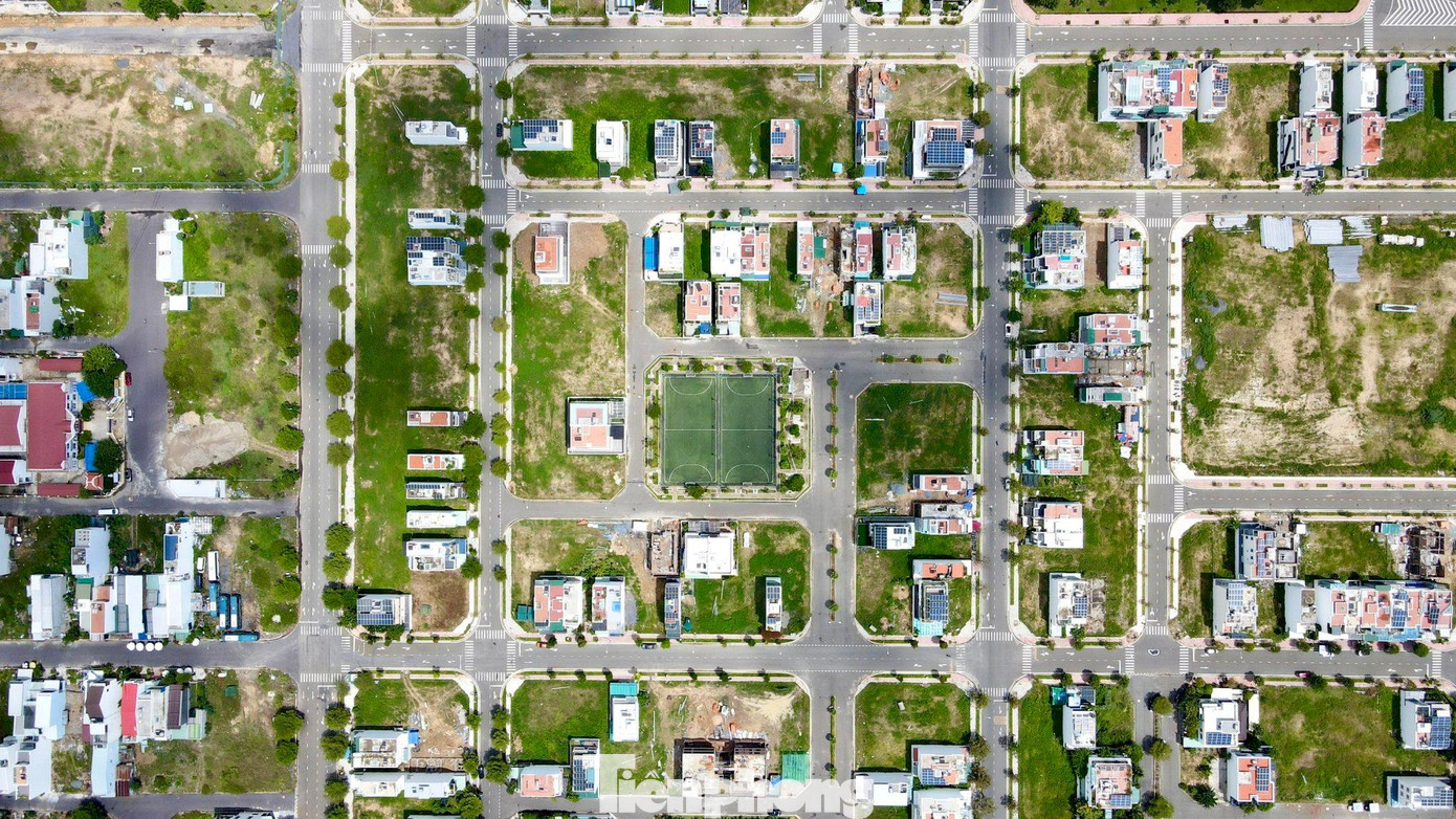 Giá giao dịch thứ cấp nhà ở riêng lẻ và đất nền trong quý III/2022 có xu hướng giảm nhẹ, khoảng 2-3% so với quý trước. Giá giao dịch thứ cấp nhà ở riêng lẻ và đất nền trong quý III/2022 có xu hướng giảm nhẹ, khoảng 2-3% so với quý trước.