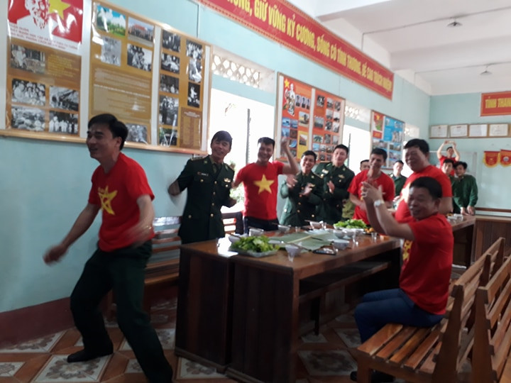 Cổ động viên ngồi xe lăn, truyền máu vẫn cuồng nhiệt cổ vũ U23 Việt Nam ảnh 12