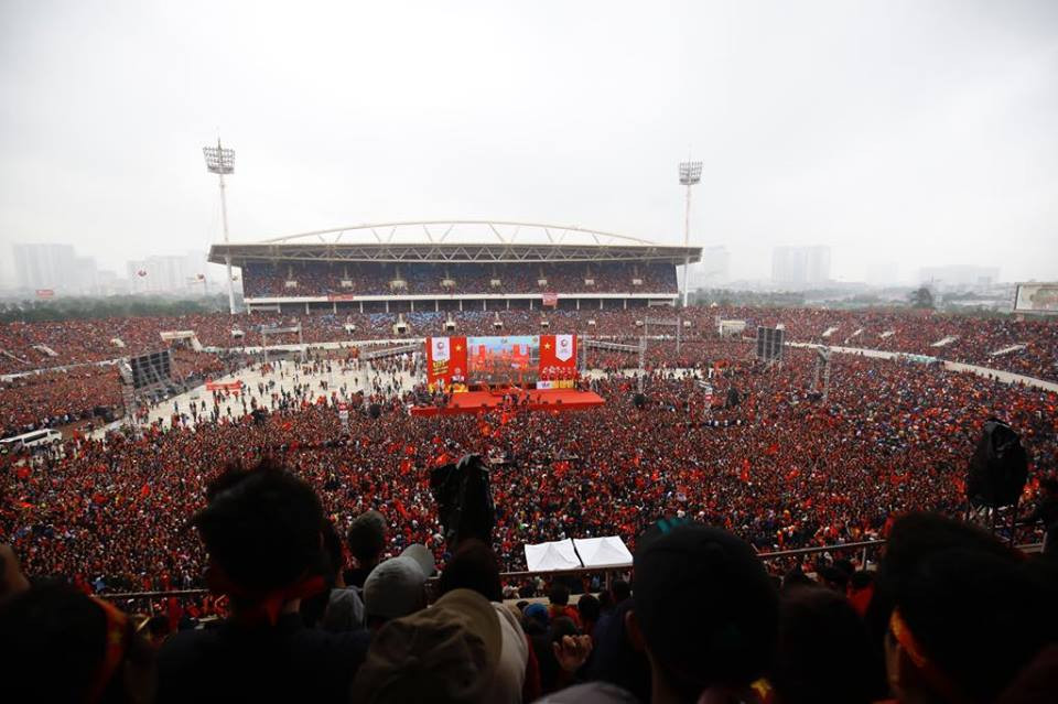 Cổ động viên ngồi xe lăn, truyền máu vẫn cuồng nhiệt cổ vũ U23 Việt Nam ảnh 5