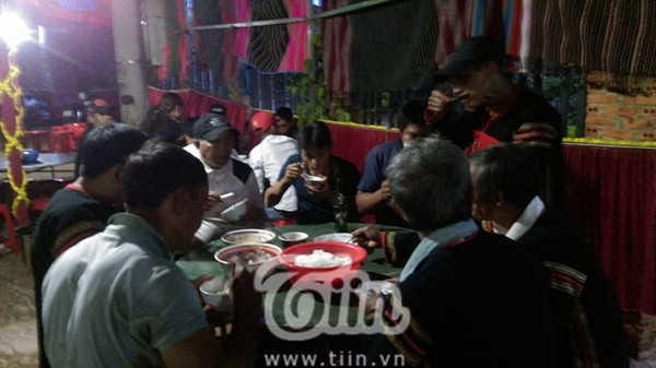 Nhà H’Hen Niê tất bật mở tiệc đãi dân làng với các món truyền thống Ê Đê ảnh 7