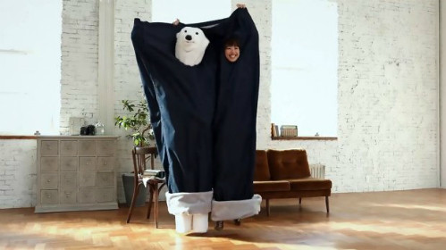 Các đôi Nhật chuộng thể hiện tình yêu bằng quần jean khổng lồ ảnh 2