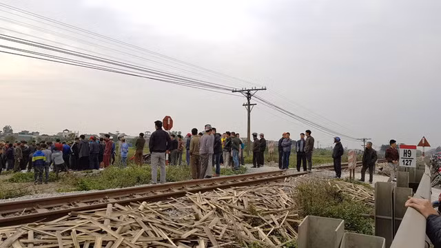 Tàu hỏa đâm xe máy ở Nam Định, 2 người tử vong tại chỗ ảnh 1