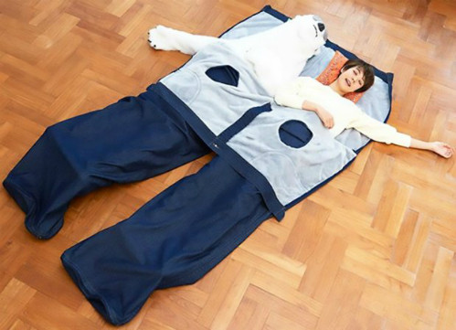 Các đôi Nhật chuộng thể hiện tình yêu bằng quần jean khổng lồ ảnh 1