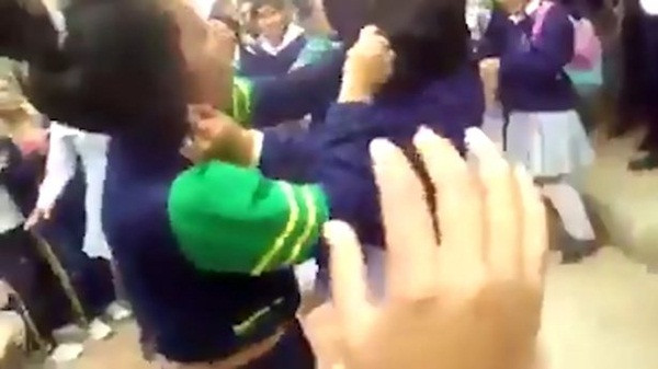 Hai nữ sinh ẩu đả kịch liệt giữa trường, bạn bè vô cảm ảnh 1