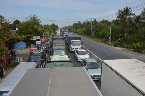 BOT Sóc Trăng tiếp tục hỗn loạn, ùn tắc kinh hoàng ảnh 3