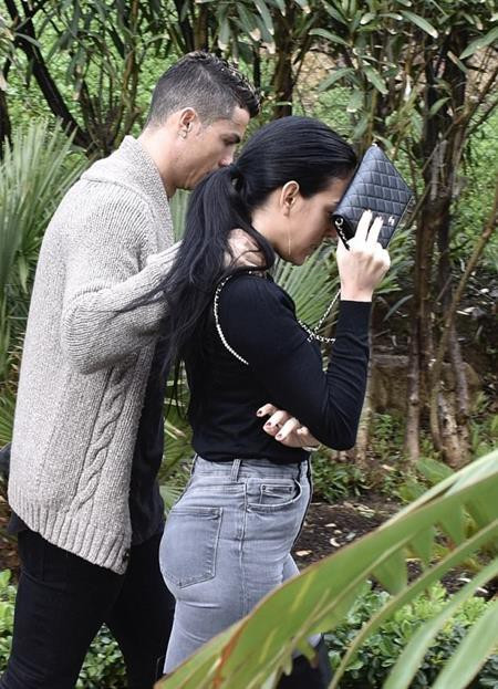 Sau scandal 'gạ tình', Ronaldo vội tổ chức sinh nhật lấy lòng bạn gái ảnh 2