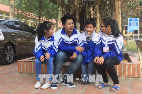 Xúc động nam sinh cõng bạn suốt 8 năm đến trường ảnh 1