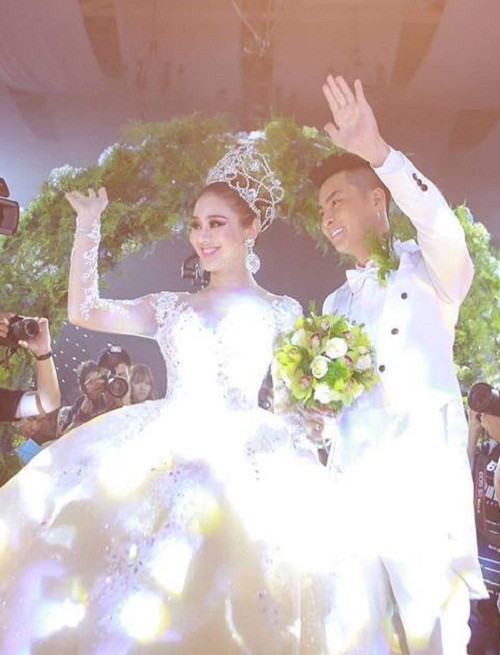 Khoảnh khắc Lâm Khánh Chi đẹp như thiên thần trong váy cưới trắng muốt ảnh 2