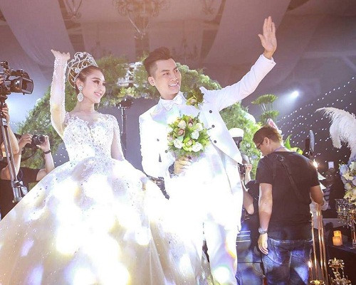 Khoảnh khắc Lâm Khánh Chi đẹp như thiên thần trong váy cưới trắng muốt ảnh 1