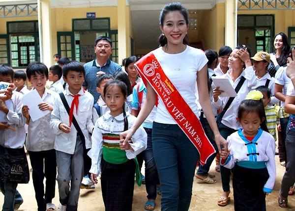 Phơi ngô, chăm cá: Đây là cách dàn 'Lọ Lem' trở thành Hoa hậu ảnh 13