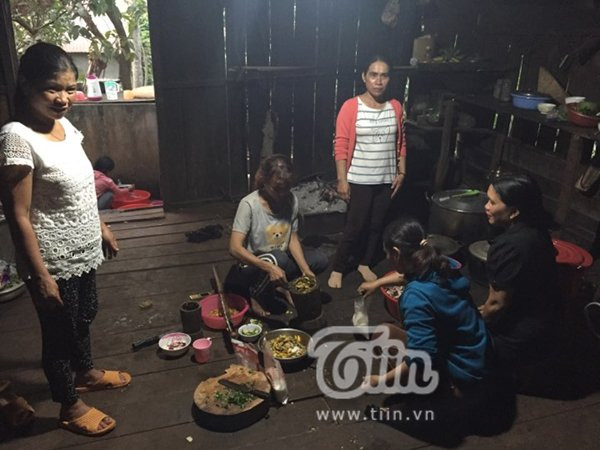 Nhà H’Hen Niê tất bật mở tiệc đãi dân làng với các món truyền thống Ê Đê ảnh 5