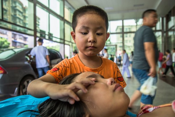 Rơi nước mắt bé trai 7 tuổi một mình đưa chị gái vào viện ảnh 1