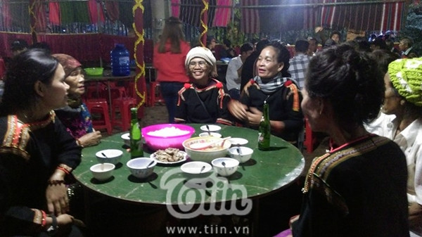 Nhà H’Hen Niê tất bật mở tiệc đãi dân làng với các món truyền thống Ê Đê ảnh 2