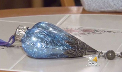 Mua trang sức cũ, 'sốc' khi phát hiện sự thật ẩn bên trong ảnh 1