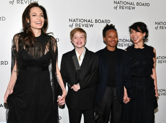 Angelina Jolie hẹn hò với nhà sản xuất phim người Campuchia kém 4 tuổi ảnh 2