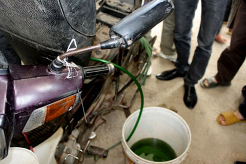 Nhiều người hút hết xăng từ xe ra...