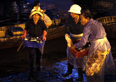 Những người nghèo không có tiền đi buôn thì làm nghề bưng cá thuê. Thường xuyên phải dậy sớm, họ làm việc với khuôn mặt mệt mỏi