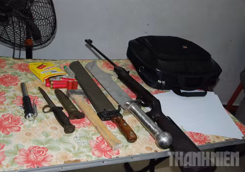 Một phần hung khí, vũ khí trong "kho hàng" của hung thủ Tạ Chí Hoàng. Một phần hung khí, vũ khí trong