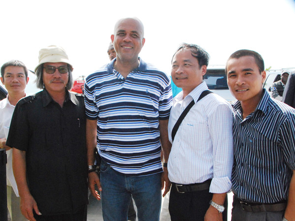 Tác giả (đội mũ) và các cán bộ của Viettel tại Haiti