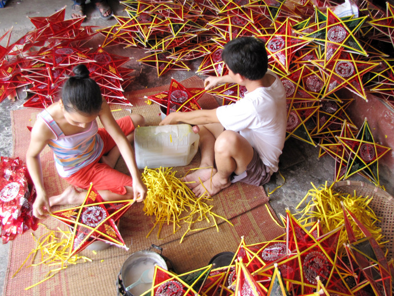 Không khí làm đèn tại hộ gia đình ông Nguyễn Văn Xá (xóm 1, thông Bão Đáp, xã Hồng Quang, Nam Trực, Nam Định)