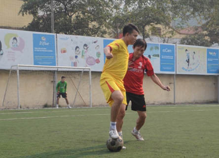 Transerco thi đấu trong màu áo vàng, Mobifone mang màu áo đỏ