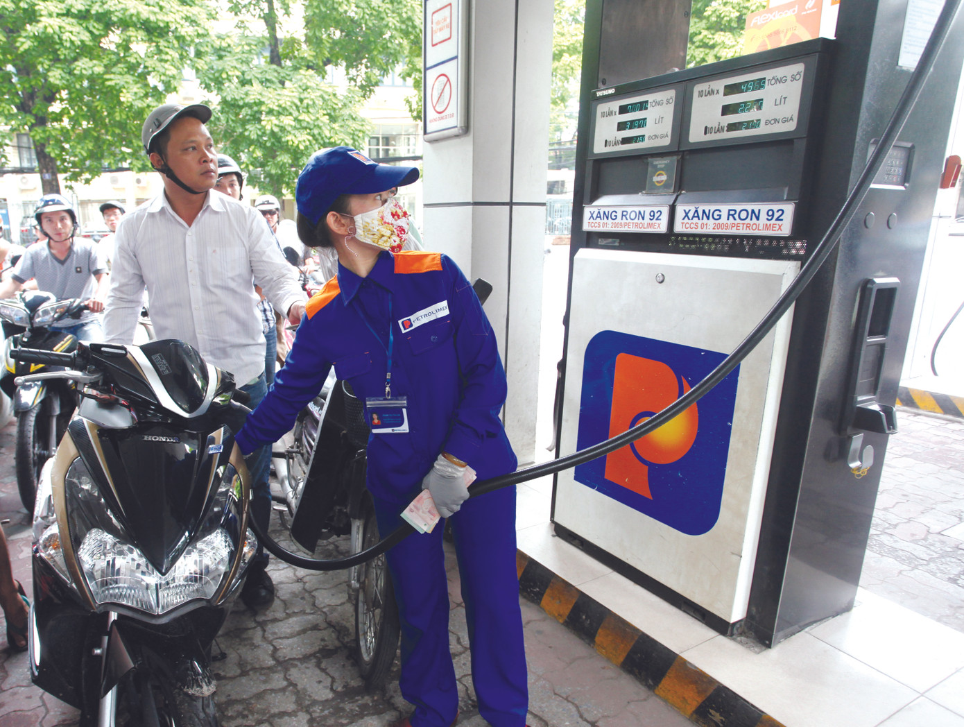 Giá xăng dầu tăng liên tiếp 4 lần chỉ trong vòng có 40 ngày. Ảnh: Xuân Phú