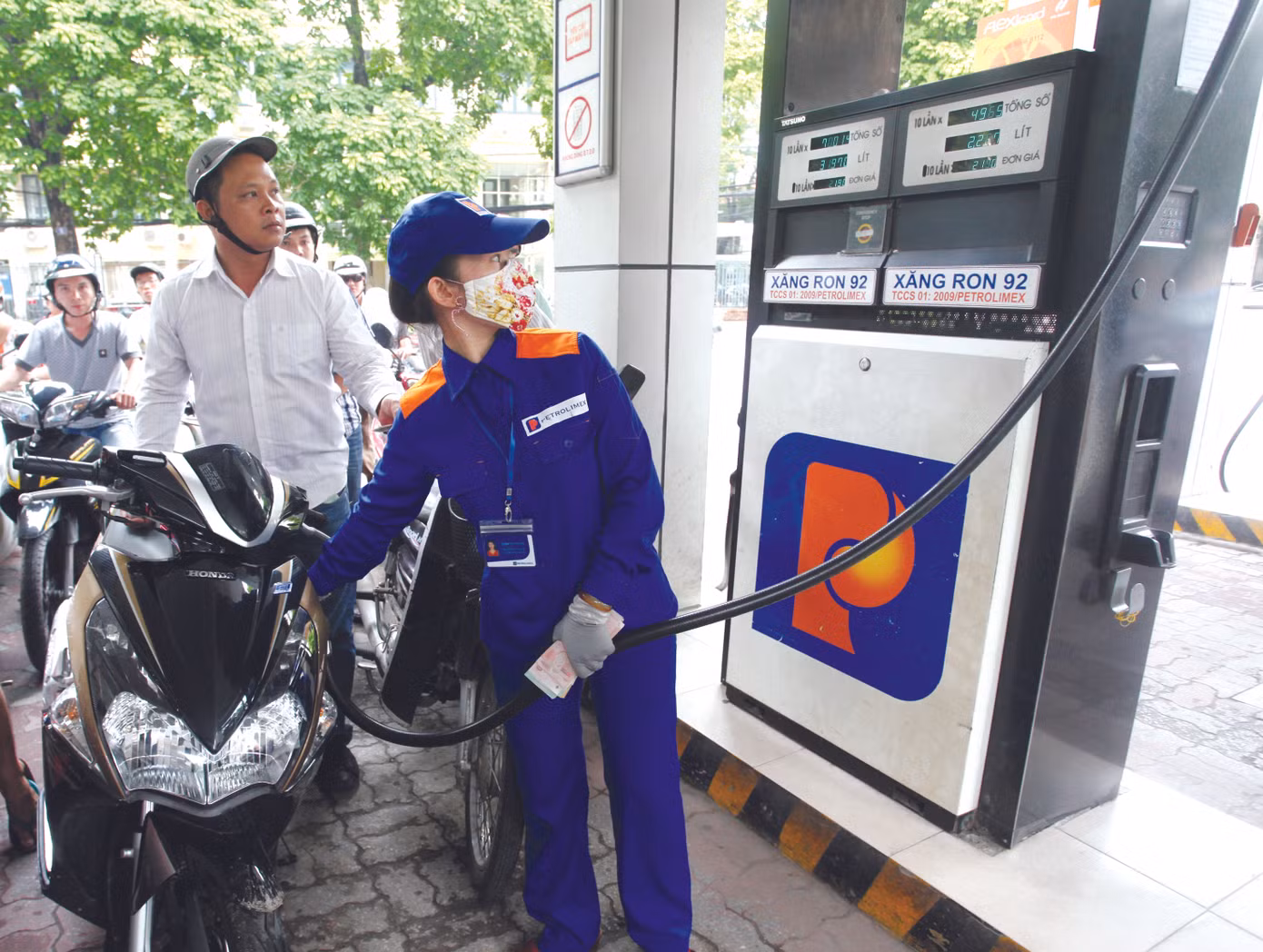 Giá xăng dầu tăng liên tiếp 4 lần chỉ trong vòng có 40 ngày. Ảnh: Xuân Phú