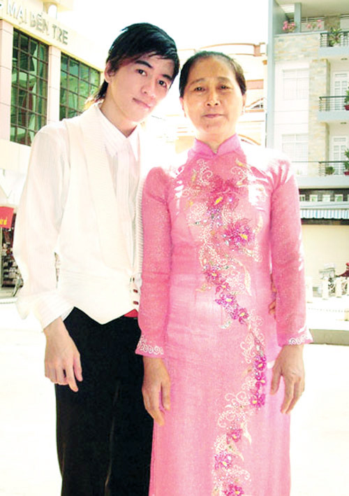 Huỳnh Chí Dũng và mẹ