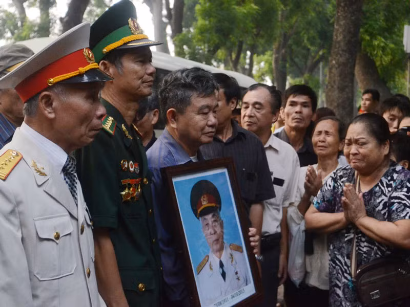 Rất nhiều người có mặt tại nhà riêng Đại tướng Võ Nguyên Giáp ở 30 Hoàng Diệu, Hà Nội sáng nay, 12/10; trong đó có nhiều người từ Quảng Bình vừa đến Thủ đô viếng ông. Ảnh: Thanh Hà. Rất nhiều người có mặt tại nhà riêng Đại tướng Võ Nguyên Giáp ở 30 Hoàng Diệu, Hà Nội sáng nay, 12/10; trong đó có nhiều người từ Quảng Bình vừa đến Thủ đô viếng ông. Ảnh: Thanh Hà