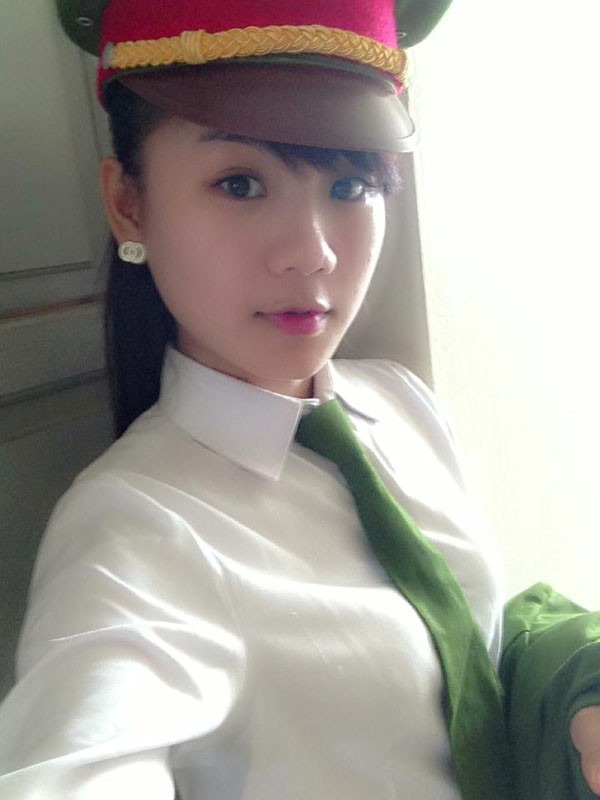 Trong màu áo cảnh sát, cô bạn lại càng nổi bật hơn