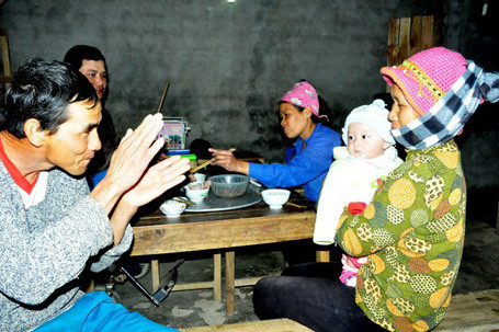 Hiện anh sống với bố mẹ, cùng vợ và đứa con 4 tháng tuổi. Trong ảnh: Ông Mười và bà Năm trêu đùa đứa cháu nội Phùng Thiên Trường Quảng mới được 4 tháng tuổi