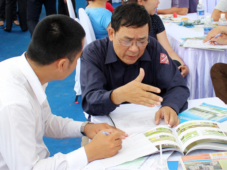 Khách hàng tìm hiểu một dự án có giá dưới một tỷ đồng. Ảnh: Vũ Lê