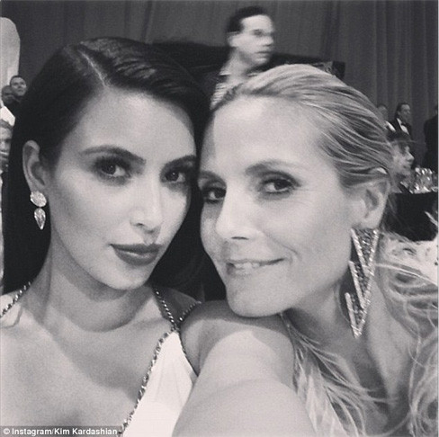 Kim siêu vòng ba và siêu mẫu Heidi Klum quấn lấy nhau tranh thủ 'tự sướng' khi ngồi cùng bàn trong tiệc Oscar của ca sĩ Elton John