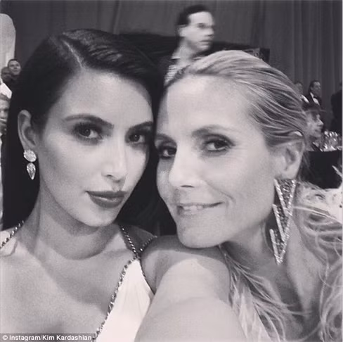 Kim siêu vòng ba và siêu mẫu Heidi Klum quấn lấy nhau tranh thủ 'tự sướng' khi ngồi cùng bàn trong tiệc Oscar của ca sĩ Elton John