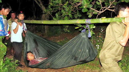 Tên cướp bị bắn hạ ở vườn điều, ấp Suối Cả, xã Long Giao, huyện Cẩm Mỹ, Đồng Nai được đưa ra quốc lộ 56. Ảnh: Tuổi trẻ Tên cướp bị bắn hạ ở vườn điều, ấp Suối Cả, xã Long Giao, huyện Cẩm Mỹ, Đồng Nai được đưa ra quốc lộ 56