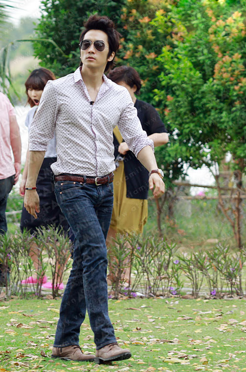 Song Seung Hun trẻ trung khi diện áo sơ mi chấm bi Và ngọt ngào lãng mạn với sơ mi màu hồng nhạt Mặc sơ mi kẻ ca rô, trông anh thật hiền. Một Song Seung Hun mạnh mẽ khi diện sơ mi đen. Hay lịch lãm với kiểu sơ mi thắt nơ ở cổ Chiếc áo sơ mi kẻ màu xanh khiến Seung Hun trông khá "ngầu" Một Song Seung Hun đầy quyến rũ Hình ảnh Seung Hun tại Việt Nam