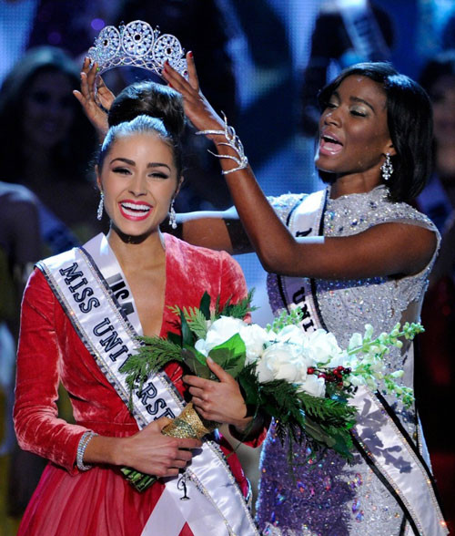 Nhiều người không thể nhận ra Leila Lopes, người đẹp Angola đăng quang Hoa hậu hoàn vũ năm ngoái, lúc cô bước lên sân khấu trao lại vương miện cho tân Hoa hậu, tối 19-12. Leila Lopes trông thực sự già nua và kém sắc