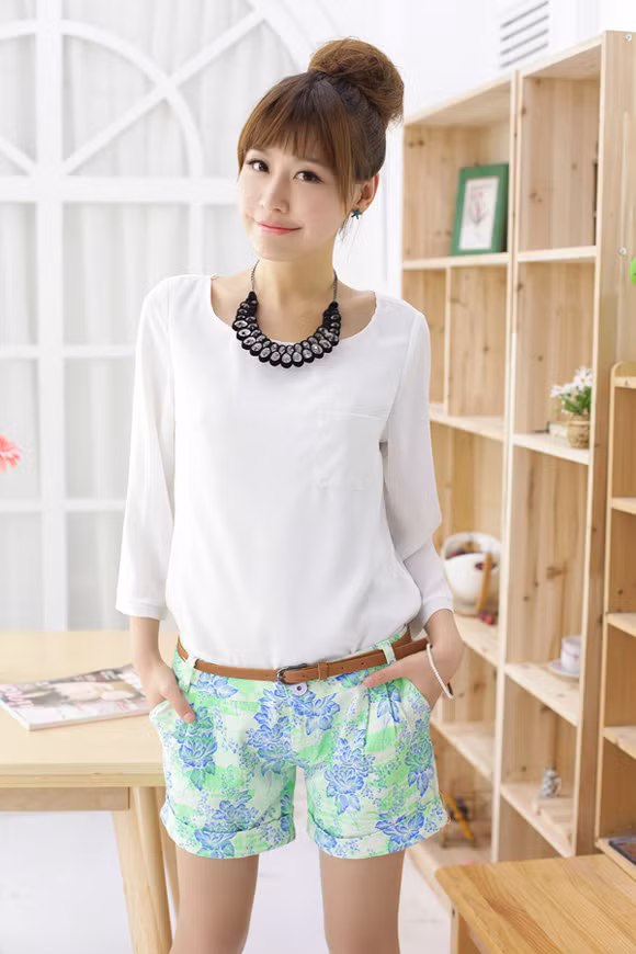 Trong tủ đồ nhà bạn hẳn không thể thiếu quần shorts. Với chức năng mang lại sự thoải mái, năng động cũng như giúp bạn gái “khoe” đôi chân thon cuốn hút, quần shorts lúc nào cũng được xếp vào list những món đồ cô nàng nào cũng phải có mỗi khi hè tới. Bạn sẽ vô cùng nổi bật cùng short hoa mang nhiều màu sắc được cách điệu với các họa tiết hoa nhỏ, to khác nhau. Bạn nên kết hợp short họa tiết hoa với áo có gam màu đơn sắc như màu đen, màu be, màu trắng... Khắc phục nhược điểm của quần short hơi thô cứng và chật chội hay những chiếc váy ngắn khiến chúng mình có thể gặp sự cố “hớ hênh” khi vận động, quần short váy là sự kết hợp hoàn hảo để teen girl khoe vẻ đáng yêu, xinh xắn mà cực kỳ thoải mái. Ngoài ra, các kiểu quần short màu sặc sỡ hay short đều có thể đem đến cho bạn gái nét trẻ trung năng động trong ngày hè. Trong tủ đồ nhà bạn hẳn không thể thiếu quần shorts. Với chức năng mang lại sự thoải mái, năng động cũng như giúp bạn gái “khoe” đôi chân thon cuốn hút, quần shorts lúc nào cũng được xếp vào list những món đồ cô nàng nào cũng phải có mỗi khi hè tới. Bạn sẽ vô cùng nổi bật cùng short hoa mang nhiều màu sắc được cách điệu với các họa tiết hoa nhỏ, to khác nhau. Bạn nên kết hợp short họa tiết hoa với áo có gam màu đơn sắc như màu đen, màu be, màu trắng... Khắc phục nhược điểm của quần short hơi thô cứng và chật chội hay những chiếc váy ngắn khiến chúng mình có thể gặp sự cố “hớ hênh” khi vận động, quần short váy là sự kết hợp hoàn hảo để teen girl khoe vẻ đáng yêu, xinh xắn mà cực kỳ thoải mái. Ngoài ra, các kiểu quần short màu sặc sỡ hay short đều có thể đem đến cho bạn gái nét trẻ trung năng động trong ngày hè.
