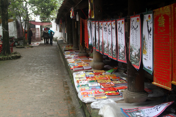 Khu vực bày bán sách, tranh cũng không khỏi đìu hiu. Khu vực bày bán sách, tranh cũng không khỏi đìu hiu