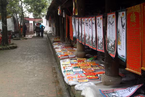 Khu vực bày bán sách, tranh cũng không khỏi đìu hiu