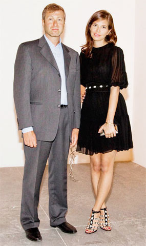 Các ông, bà chủ ở Ngoại hạng Anh giàu cỡ nào? ảnh 2