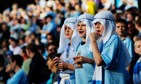 Các ông, bà chủ ở Ngoại hạng Anh giàu cỡ nào? ảnh 1