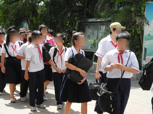Chuyện mặc váy đồng phục không đơn giản với nữ sinh có xu hướng tính cách như nam sinh. Trong ảnh là các học sinh nam và nữ tại một trường THCS ở quận 8 TP.HCM giờ tan học (ảnh mang tính chất minh họa) - Ảnh: Hoàng Quyê