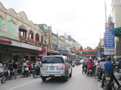 Người đến mua, ăn kem dựng xe dọc hai bên dãy phố Tràng Tiền