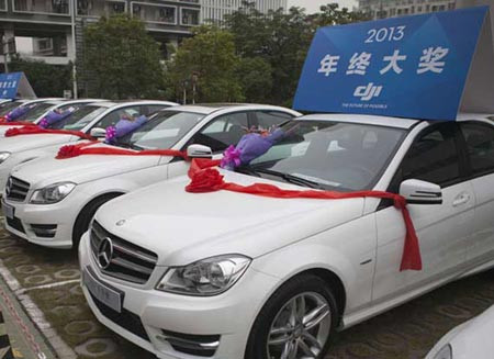 Những chiếc Mercedes đắt giá cũng được dùng làm phần thưởng